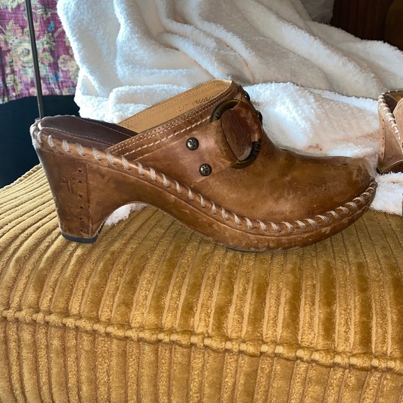 Distressed leather Frye clogs - Picture 3 of 8